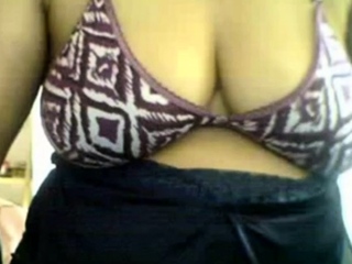 Delhi bhabhi playing with herself