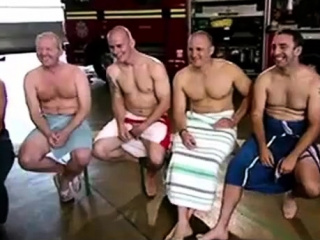 Bombeiros fazendo exame nos testiculos